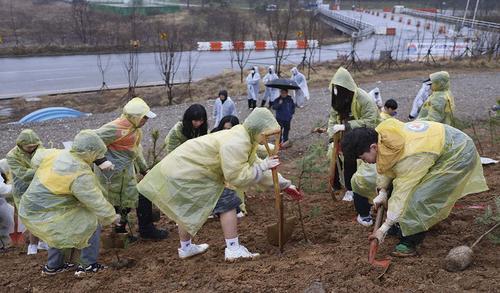 식목일 맞아 ‘봄비 속 나무 심기’ 식목일 맞아 ‘봄비 속 나무 심기’