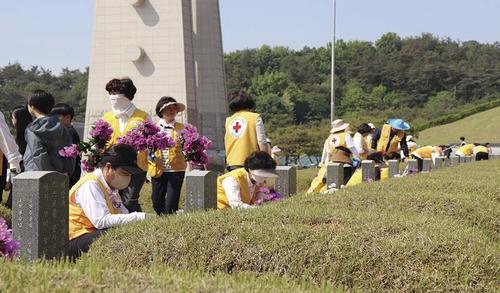 국립 5·18 민주묘지 환경정비 봉사활동 실시 국립 5·18 민주묘지 환경정비 봉사활동 실시