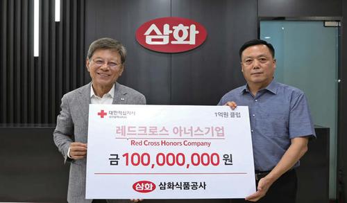 유기동물에게 따뜻한 손길을 전하고 있는 부산RCY 대학생봉사회는 6월부터 주 3회 유기동물보호소 ‘동물권자유너와’를 찾아 봉사활동을 이어가고 있다. 배변패드 정리와 청소 등 쾌적한 환경을 조성하고, 간식과 놀이를 통해 동물들과 교감을 나누는 한편, 8월 29일에는 유기견 보호소 ‘똘이네쉼터’도 방문해 사료 300kg을 전달했다. 쉼터 관계자는 “사료 후원은 물론, 강아지들을 아끼는 봉사자들의 마음에 진심으로 감사하다”고 인사를 전했다.