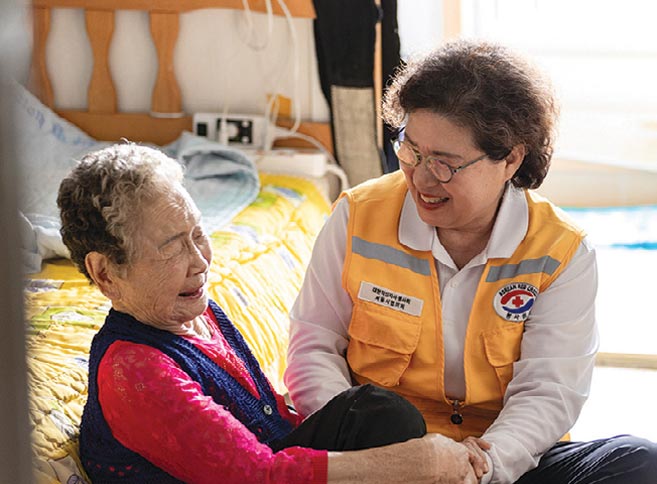 자원봉사자와 결연을 맺은 지원 세대 할머니