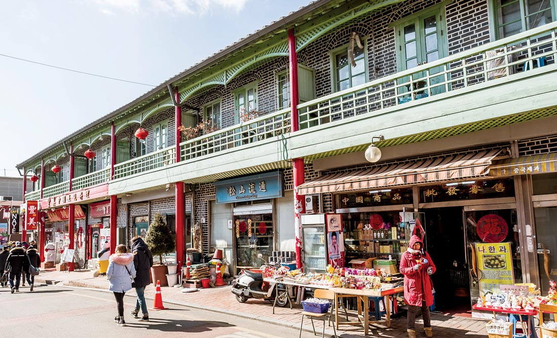 시간의 켜가 겹겹이 쌓인 골목을 걷다