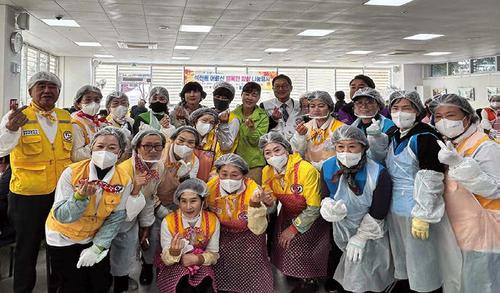 김안과의원과 함께하는 석전동 어르신 행복 밥상 나눔