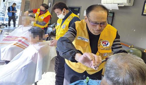 이용적십자봉사회, 장애인·노인 대상 이·미용 봉사 이용적십자봉사회, 장애인·노인 대상 이·미용 봉사