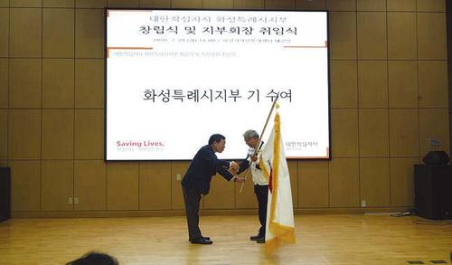 경기도지사는 6월 16일부터 19일까지 일본적십자사 사이타마현지부 봉사원과 직원 8명을 초청하여 한·일 봉사원 교류 프로그램을 진행했습니다. 방문단은 양국의 우수 봉사 사례를 나누고 ‘하지(夏至)엔 김장하지’와 제빵봉사에도 함께 참여했습니다. 그리고 인천적십자병원, 인천사할린동포복지회관, 헌혈의집 송도센터를 견학하며 양 기관의 협력과 우의를 다졌습니다.