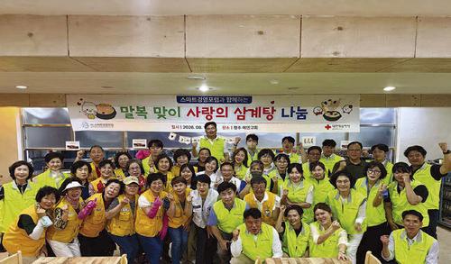 강원지사는 8월 12일 강원특별자치도청 통상상담실에서 우상호 강원특별자치도지사를 명예지사회장으로 추대했습니다. 명예지사회장은 대한적십자사 조직법 및 정관에 따라 도내 인도주의 활동을 총괄 지원하는 직위입니다. 이날 김선배 강원지사 회장은 우 도지사에게 추대패를 전달하며 도내 적십자 인도주의 활동에 대한 격려와 지원을 요청했습니다.