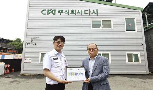 전북특별자치도지사는 7월 29일부터 2박 3일간 RCY 단원과 지도자 57명이 참여한 ‘RCY 나라사랑 실천 캠프’를 성공적으로 마쳤습니다. 전북특별자치도교육청 공모사업으로 추진된 이번 캠프에서 참가자들은 울릉도와 독도를 탐방하고 안용복기념관 등을 견학하며 역사 의식을 다졌습니다. 아울러 해안가 쓰레기를 줍는 플로깅 봉사활동을 펼치며 환경 보호도 함께 실천했습니다.
