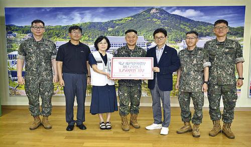 경북 상주의 닭고기 전문기업 ㈜올품이 8월 8일 폭염에 지친 도내 취약계층을 위해 5,000만 원 상당의 닭고기 10톤을 경북지사에 기탁했습니다. 올품은 해마다 복날 삼계탕 행사에생닭을 지원하고 재난 현장에 삼계탕을 기부해온 지역 대표 상생 기업입니다. 기탁 물품은 도내 18개 시·군 적십자봉사회협의회를 거쳐 복지 사각지대 이웃에게 전해졌습니다.