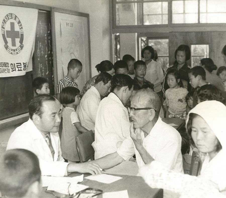 적십자 의료봉사회 무료진료 활동(1970년대) 적십자 의료봉사회 무료진료 활동(1970년대)
